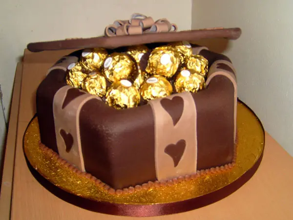 golden cake for birthdays